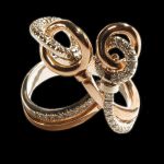 Перстень из белого и красного золота с бриллиантами