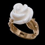 Золотое кольцо цветок с белым кораллом