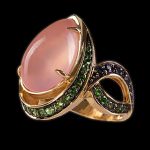 Кольцо золотое с розовым кварцем, сапфирами и цаворитами