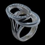 Массивное обтекаемое кольцо из белого золота с бриллиантами