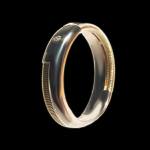 Обручальное кольцо из белого и желтого золота с вставками-пружинками и одним бриллиантом