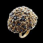 Объемное кольцо с тонкой шинкой из желтого и белого золота с бриллиантами