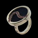 Красно-черное кольцо из желтого золота с кожей ската и рубинами