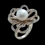 Ажурное кольцо-цветок из белого золота с жемчугом и бриллиантами