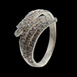 Нежное кольцо из белого золота с бриллиантовыми вставками